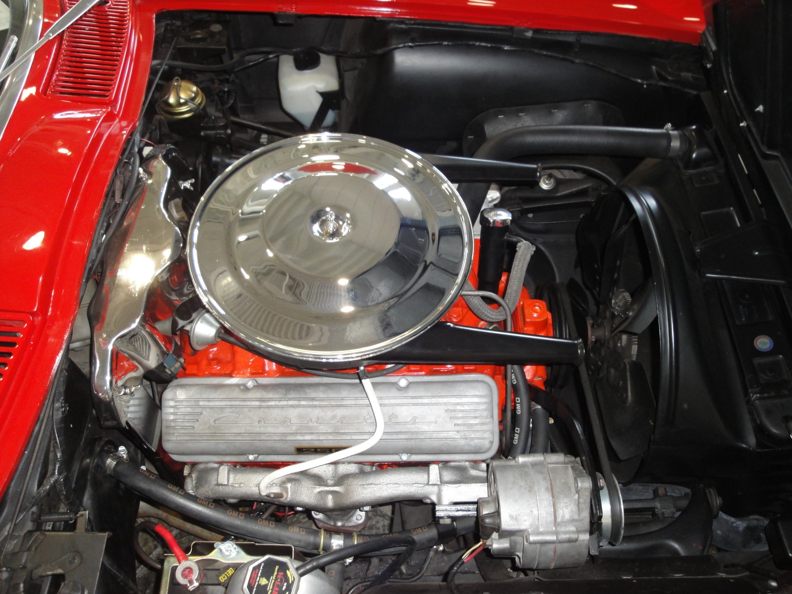 Vista general del compartimento de motor del Corvette Sting Ray 1963