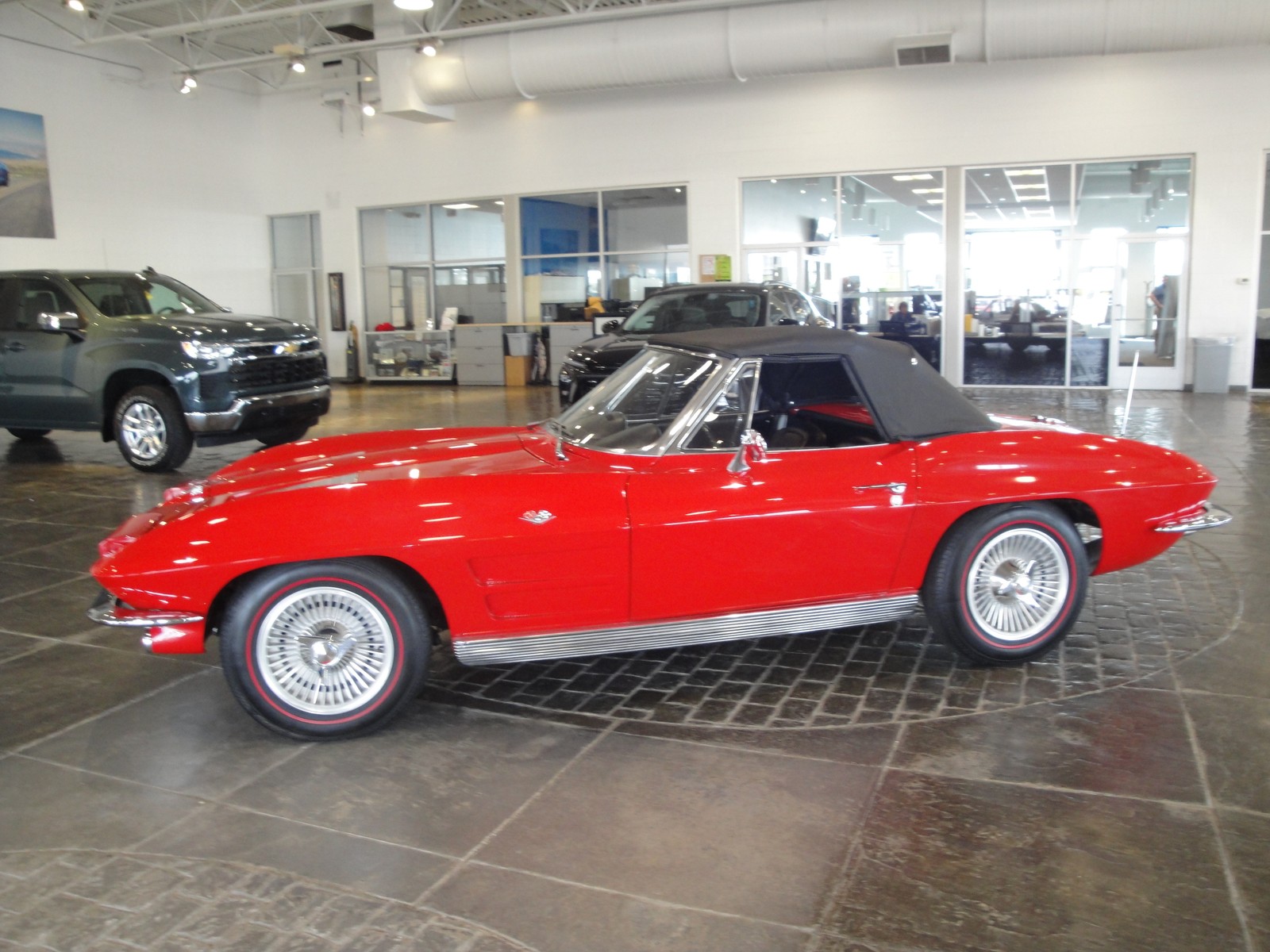 Corvette Sting Ray 1963 rojo, perfil lateral izquierdo con capota colocada