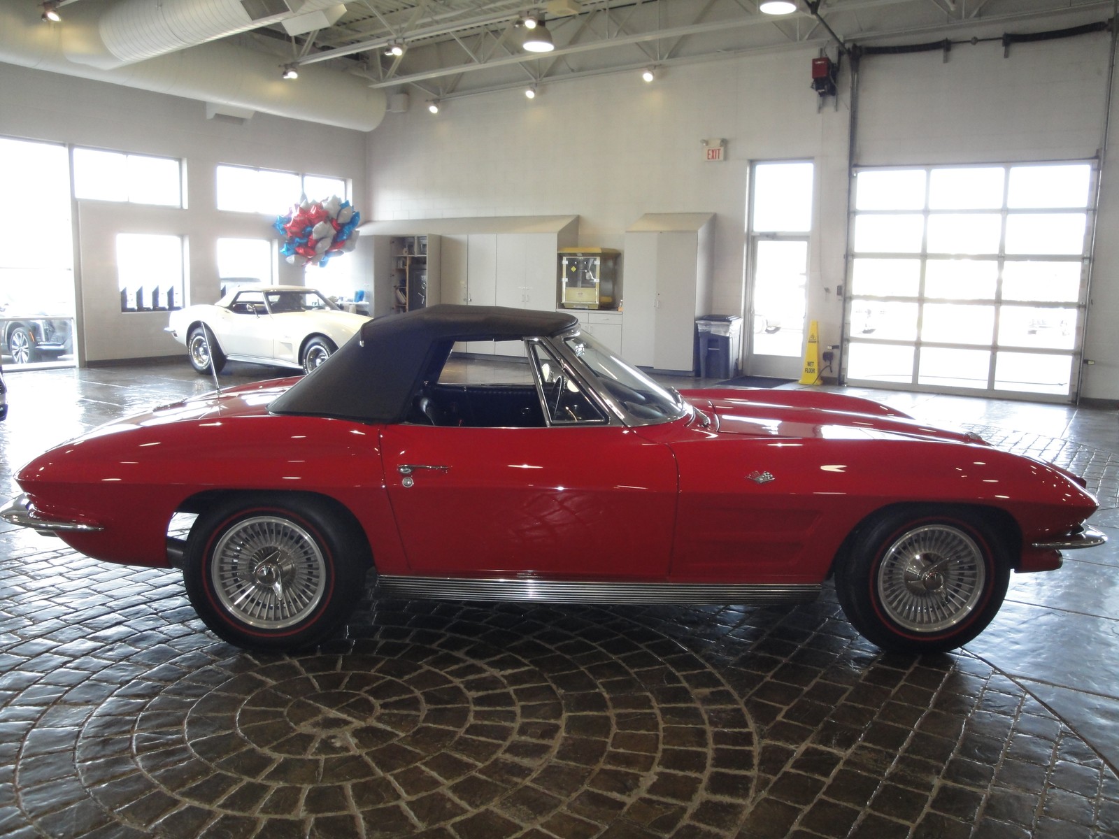 Corvette Sting Ray 1963 rojo, perfil lateral derecho con capota colocada