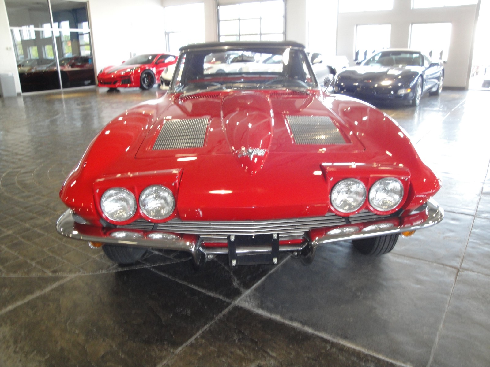 Corvette Sting Ray 1963 rojo, vista frontal con ópticas escamoteables