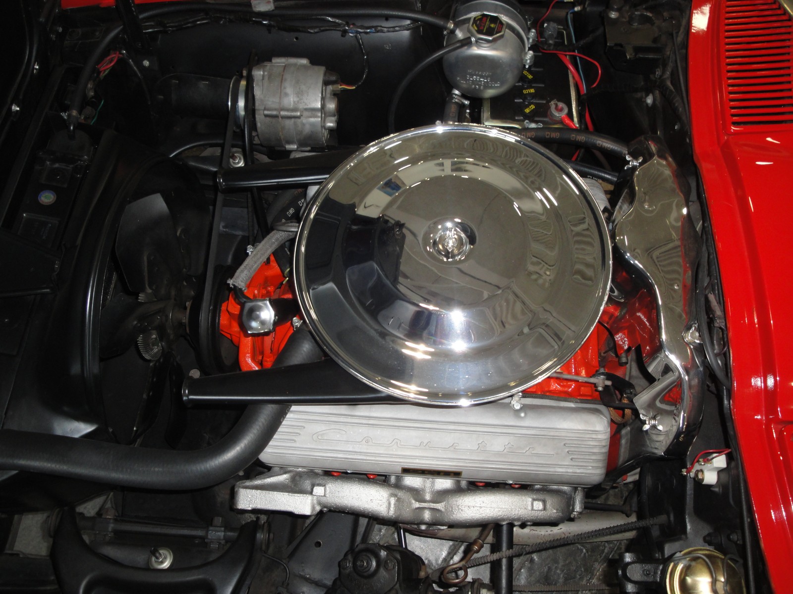 Motor V8 327 del Corvette Sting Ray 1963 con filtro de aire cromado