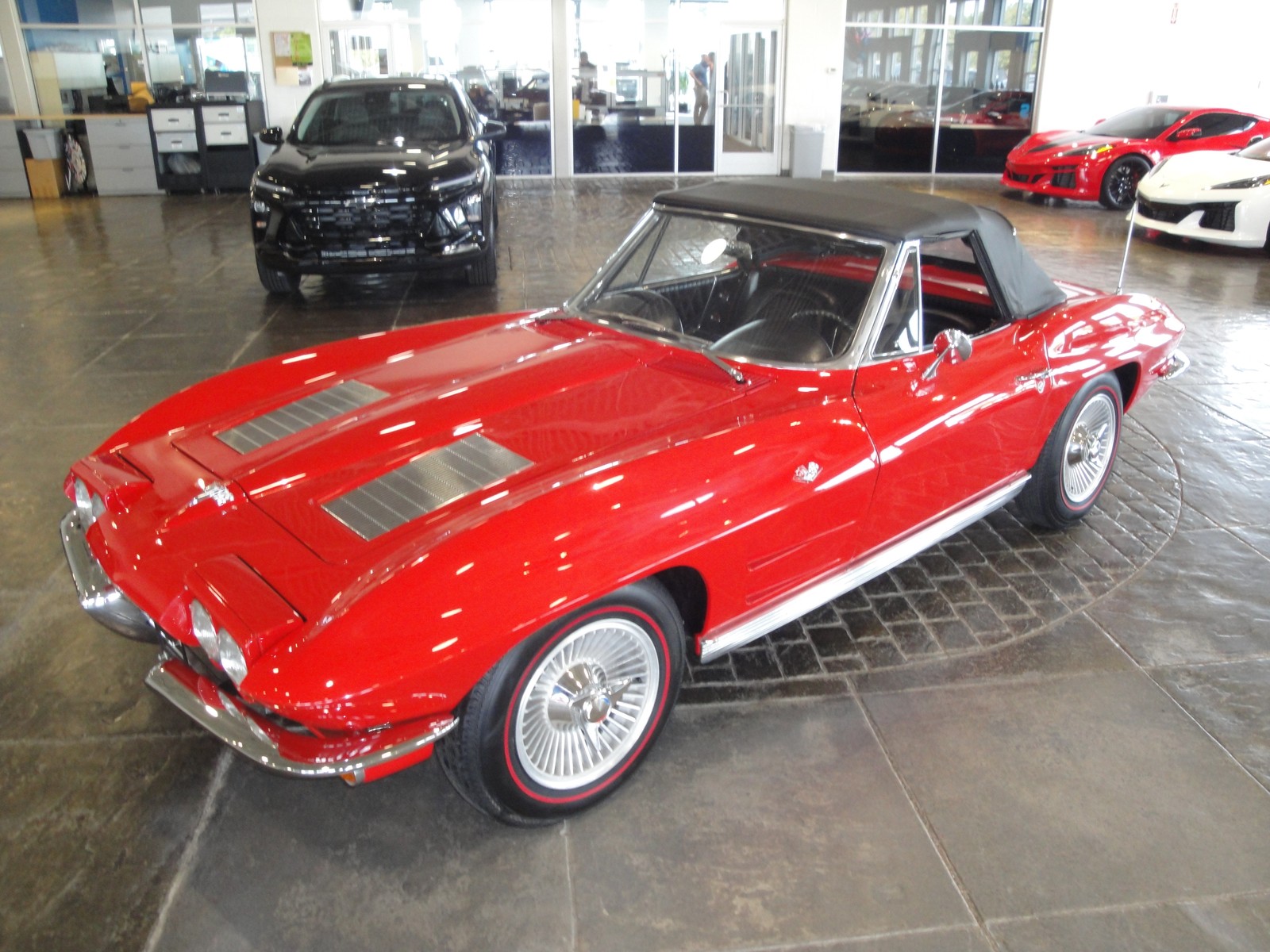Corvette Sting Ray 1963 rojo, vista tres cuartos delantera izquierda en salón
