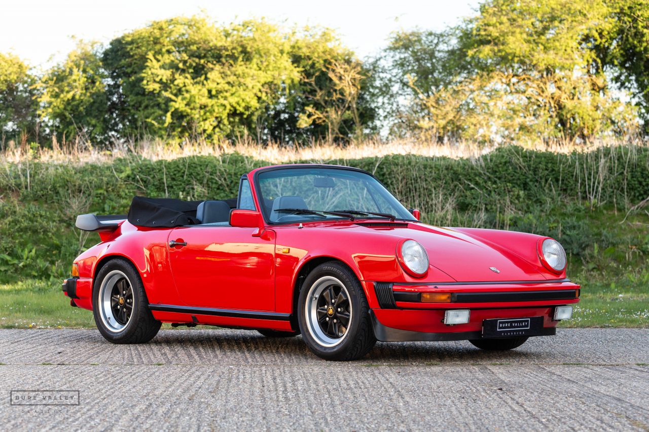 Porsche 911 SC Cabriolet 1983 rojo, vista tres cuartos delantera con capota baja