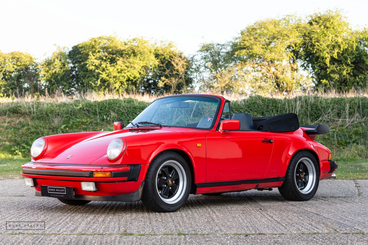 Porsche 911 SC Cabriolet 1983 rojo, vista tres cuartos trasera derecha