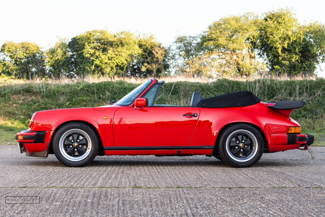 Porsche 911 SC Cabriolet 1983 rojo, vista tres cuartos trasera izquierda