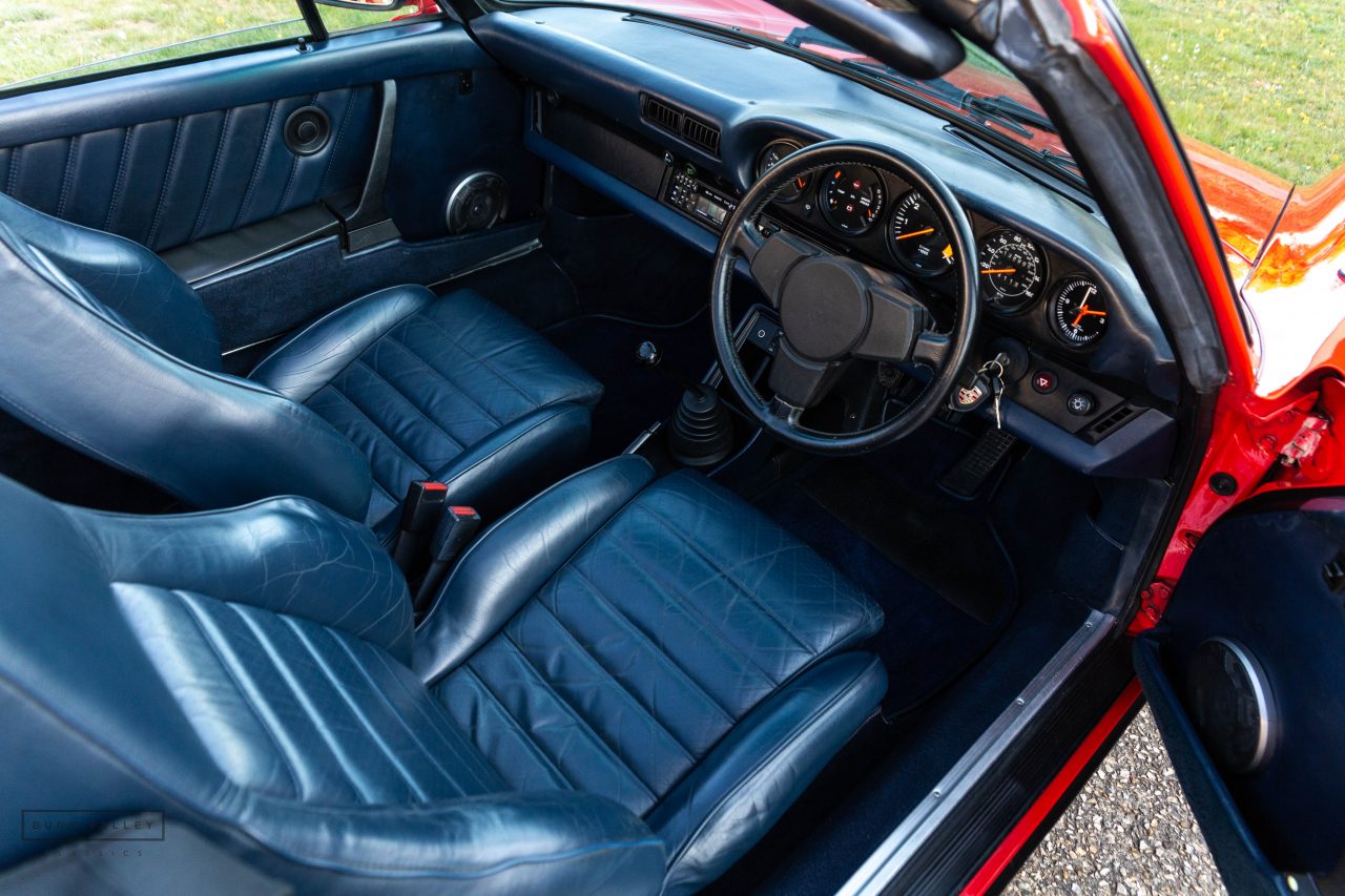 Interior en cuero azul del Porsche 911 SC Cabriolet 1983 con volante a la derecha