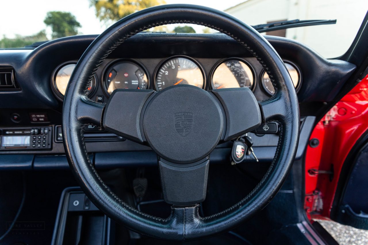 Volante e instrumental de cinco relojes del Porsche 911 SC Cabriolet 1983