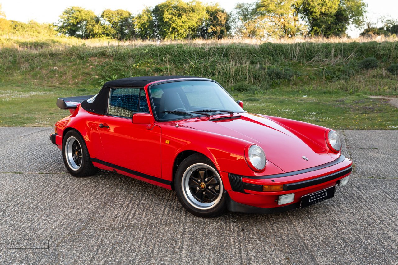 Porsche 911 SC Cabriolet 1983 rojo, vista tres cuartos delantera