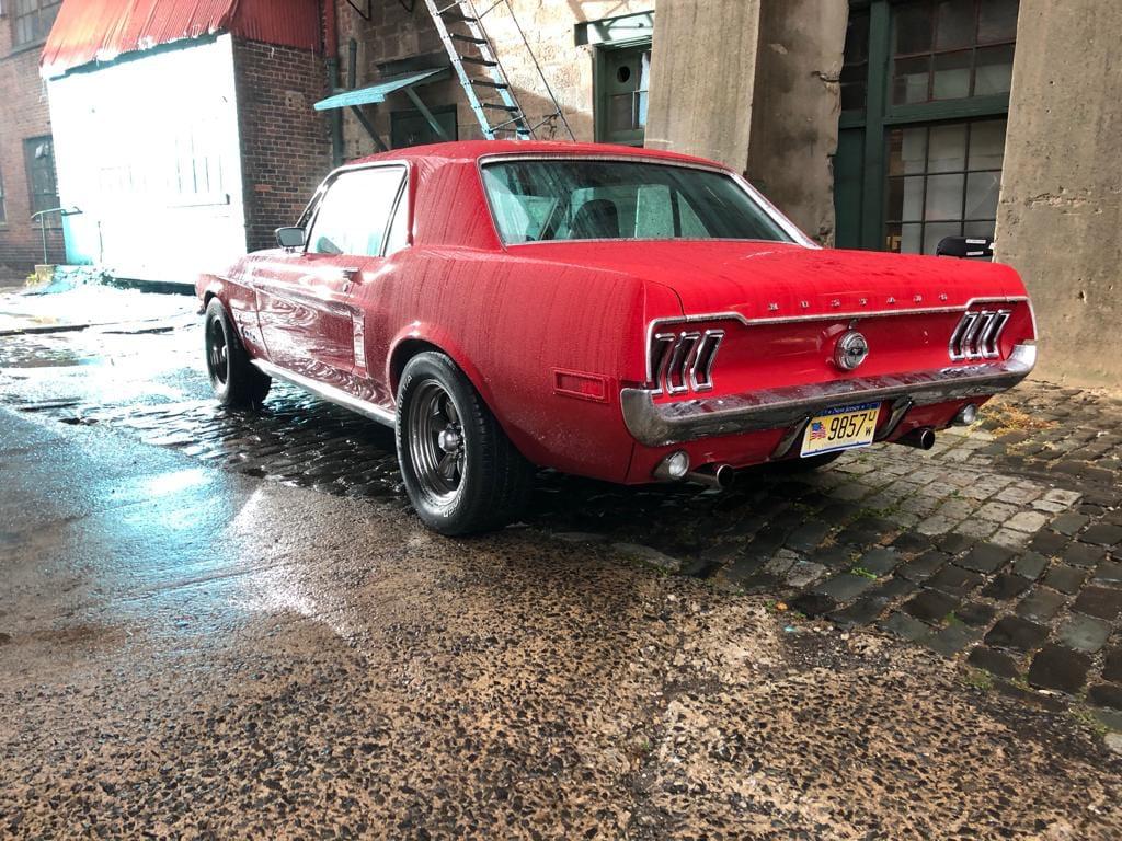 Ford Mustang 1968 rojo, vista tres cuartos trasera con doble salida de escape