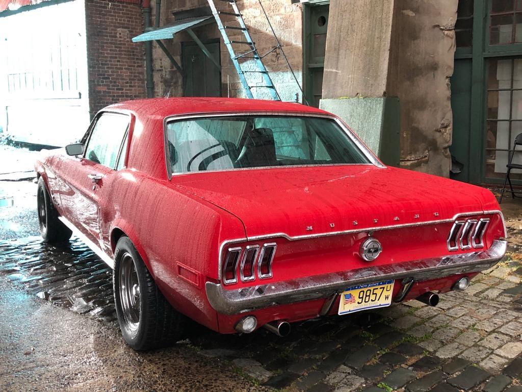 Ford Mustang 1968 rojo, perfil trasero derecho con ópticas de tres barras