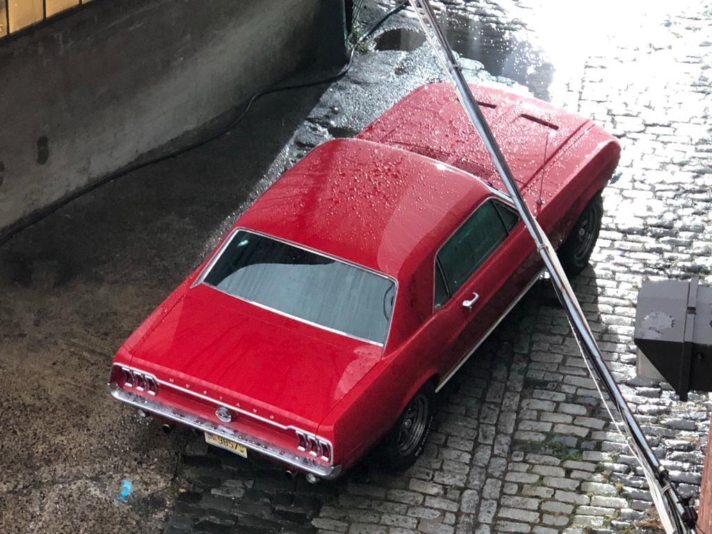 Ford Mustang 1968 rojo, vista cenital del techo hardtop