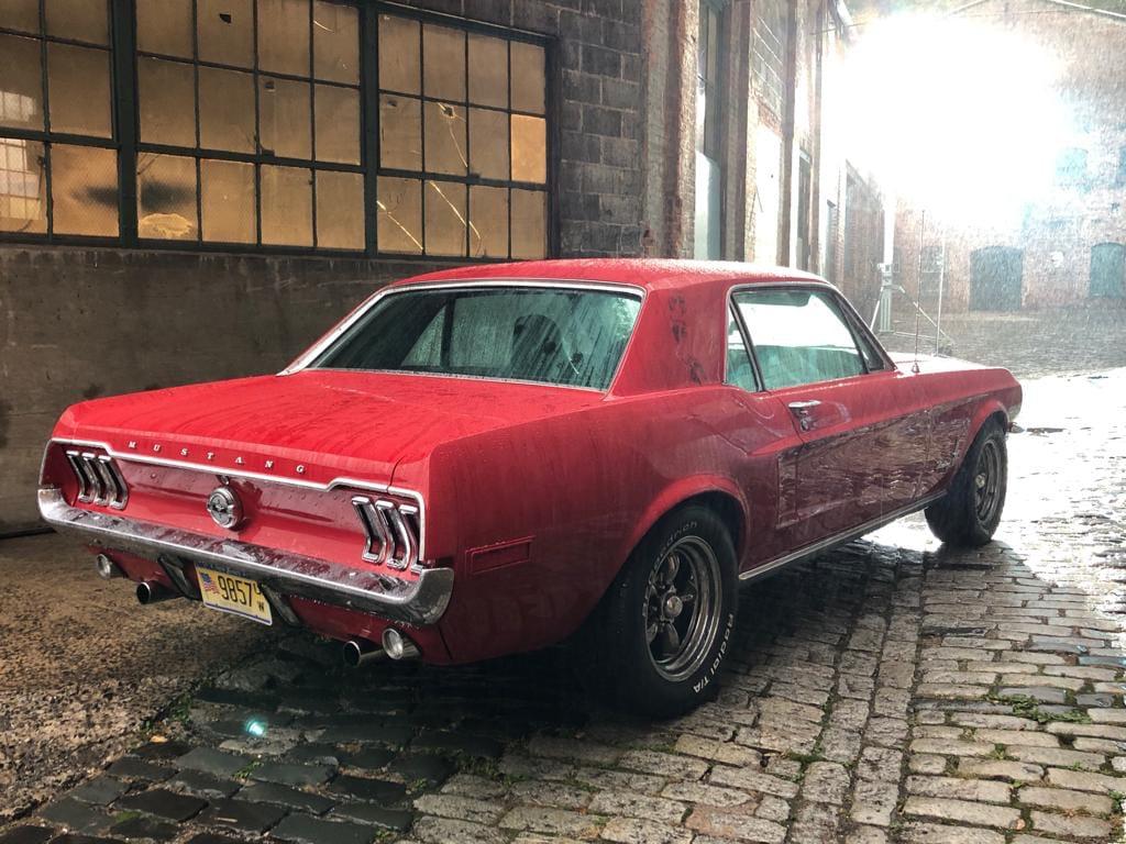 Ford Mustang 1968 rojo, vista trasera con emblema Mustang