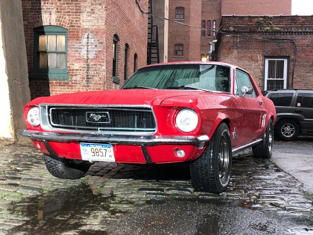 Ford Mustang 1968 rojo, vista frontal con ópticas redondas y paragolpes cromado