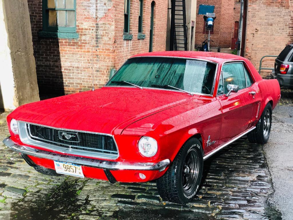 Ford Mustang 1968 rojo, perfil delantero izquierdo