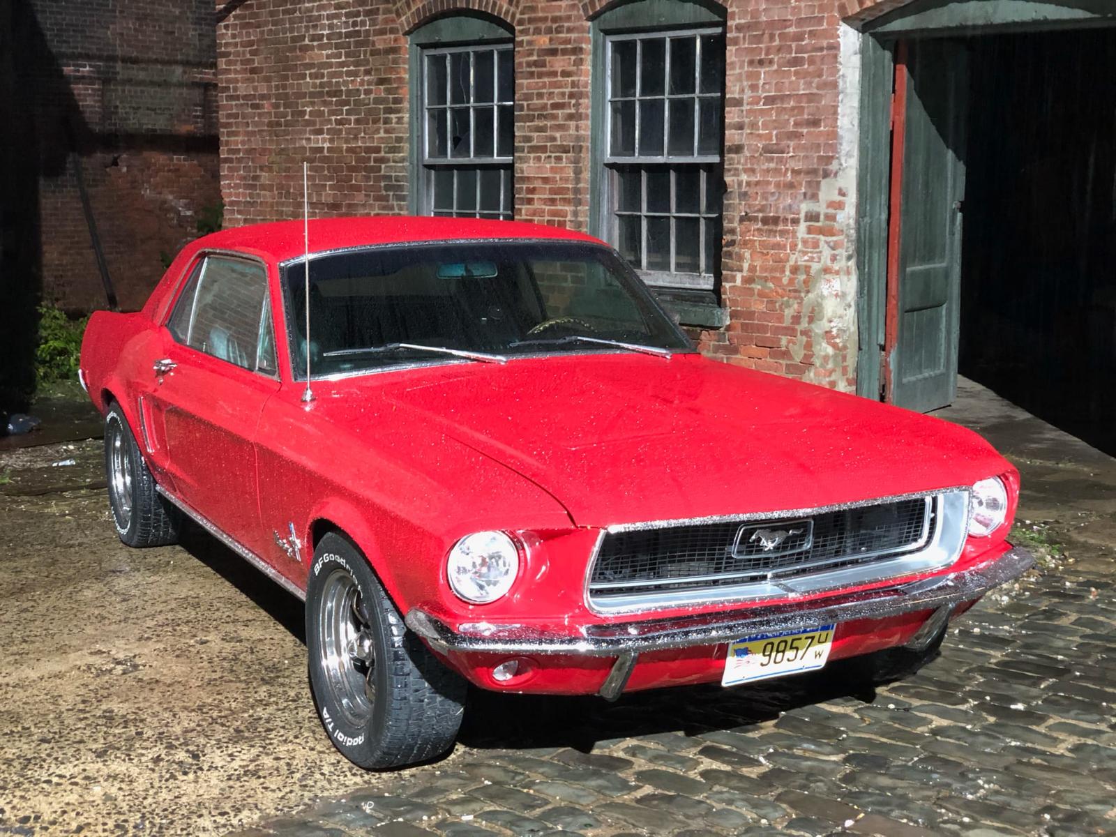 Ford Mustang 1968 rojo, vista tres cuartos delantera izquierda