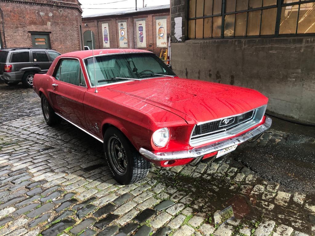Ford Mustang 1968 rojo, frente y parrilla con emblema del caballo