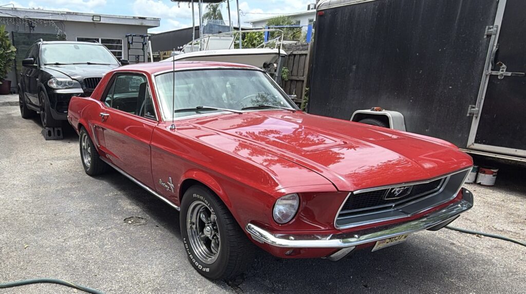 Ford Mustang 1968 hardtop coupé rojo, vista tres cuartos delantera