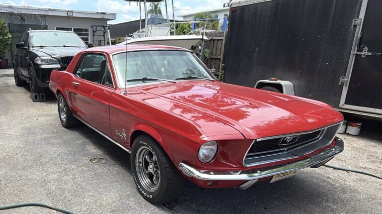 Ford Mustang 1968 hardtop coupé rojo, vista tres cuartos delantera
