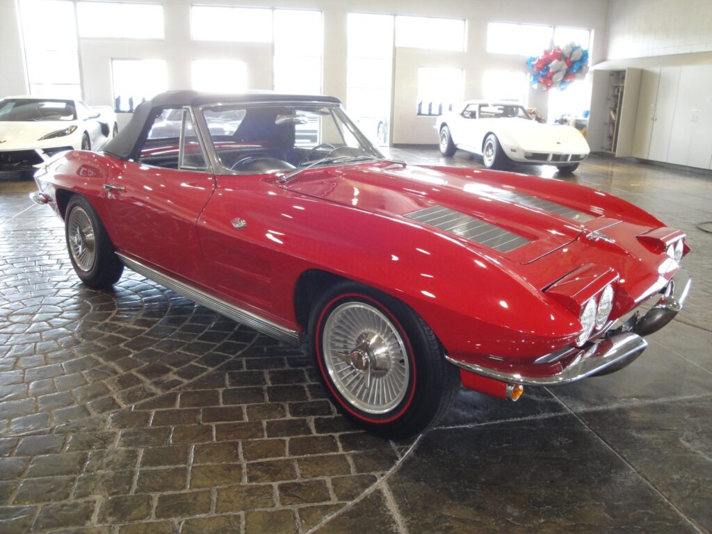 Chevrolet Corvette C2 Sting Ray Convertible 1963 rojo, vista tres cuartos delantera
